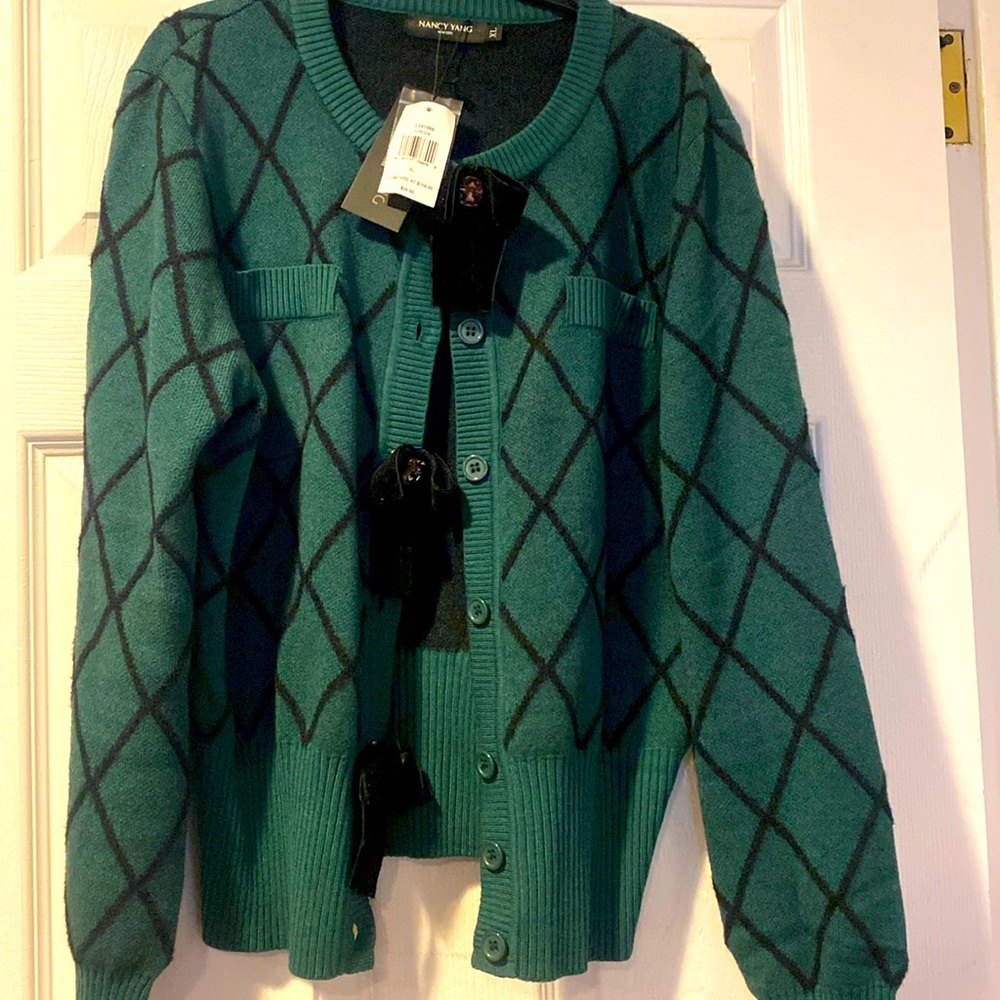 Elevate your style with this sleek green and black blazer.